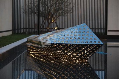 庭院鏡面鏤空石頭不銹鋼雕塑定制